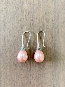 Pearl teardrop earrings pink
